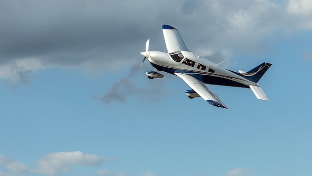 Both the woman and the Beechcraft King Air 90 aircraft survived the landing unscathed. (Bild: stock.adobe.com (Symbolbild))