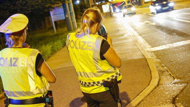 Salzburger Polizistinnen mit der Laserpistole im Anschlag (Bild: Tschepp Markus)