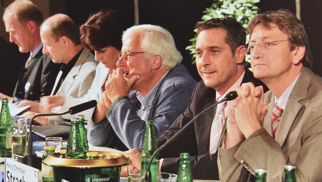 Karl Schnell (ganz rechts) auf einem Parteitag mit H.-C. Strache: „Ein Verlust jeder Moral“ (Bild: FPÖ-ARchiv)