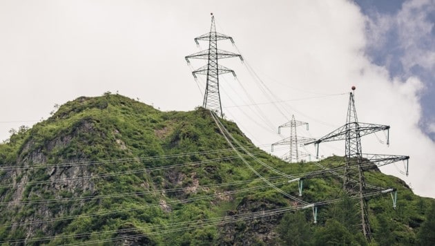 Bei Mittersill verschandeln 380-kV-Masten schon die Berge: Hunderte will man nun zwischen Kaprun und Salzburg mitten in die Landschaft pflanzen. (Bild: EXPA/ Stefanie Oberhauser)