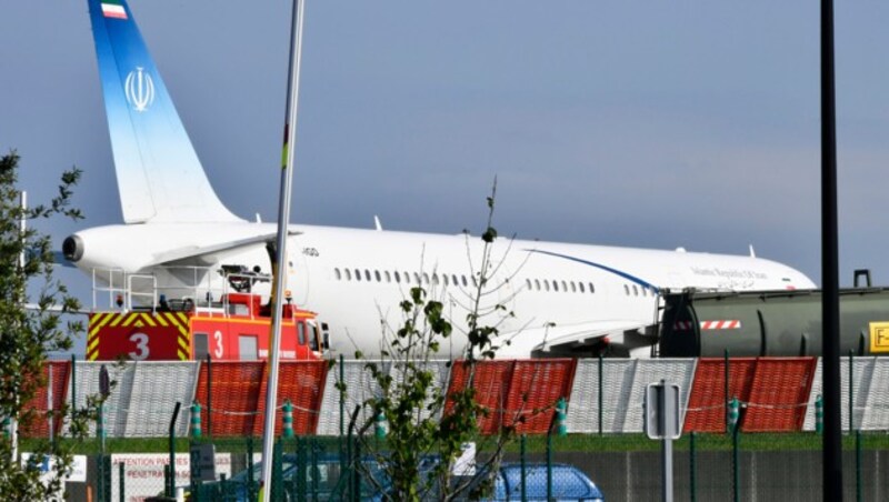 Zarfi landete mit der iranischen Maschine am Sonntag in Frankreich (Bild: AFP)