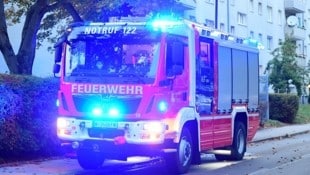 Die Berufsfeuerwehr (Symbolbild) musste mit sieben Fahrzeugen ausrücken. (Bild: P. Huber)