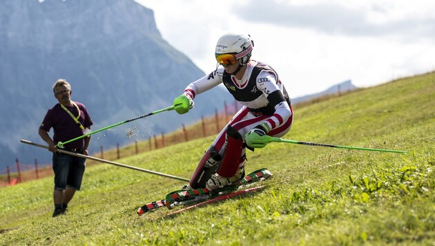 Jacqueline Gerlach ist wieder das Maß der Dinge im Grasski-Weltcup. (Bild: EPA)