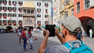 Das Goldene Dachl in Innsbruck ist beliebtes Fotomotiv für Touristen.  (Bild: Christof Birbaumer / Kronenzeitung)