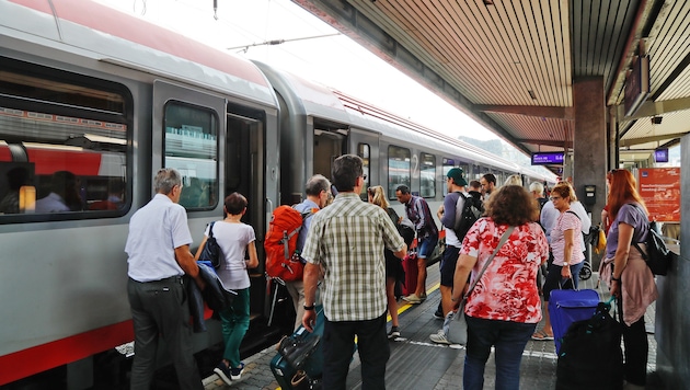 Wenn die Garnituren überlaufen sind, dann darf die Bahn Passagiere zurückweisen. Was ihnen dann zusteht, ist nun klar geregelt. (Bild: Christof Birbaumer / Kronenzeitung)