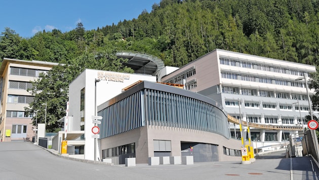 Der Verletzte wurde ins Krankenhaus nach Zams gebracht.  (Bild: Christof Birbaumer / Kronenzeitung)