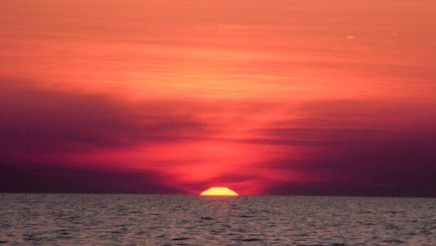 Symbolbild Sonnenuntergang am Meer (Bild: Wikipedia / Gemeinfrei)