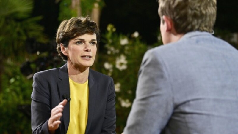 SPÖ-Chefin Pamela Rendi-Wagner im Gespräch mit ORF-Moderator Tobias Pötzelsberger (Bild: APA/HANS PUNZ)