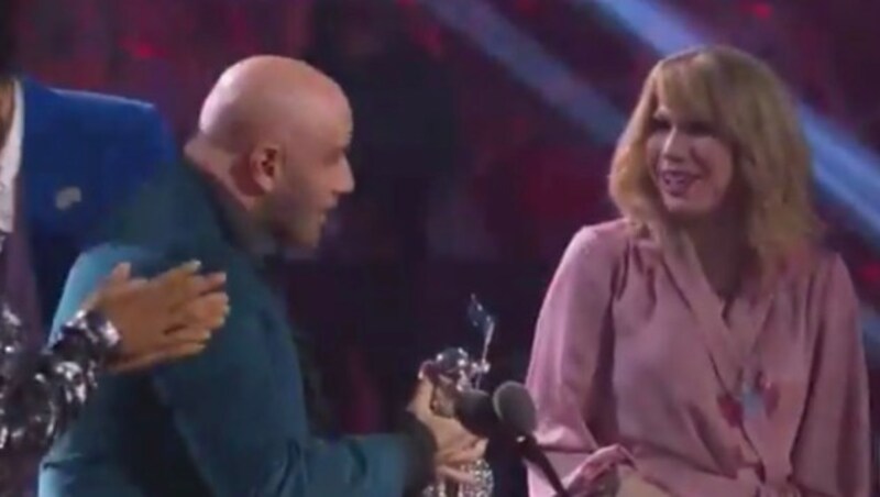 Taylor, bist du‘s? John Travolta sorgte für die Blamage des Abends bei den MTV Video Music Awards. (Bild: Screenshot MTV)