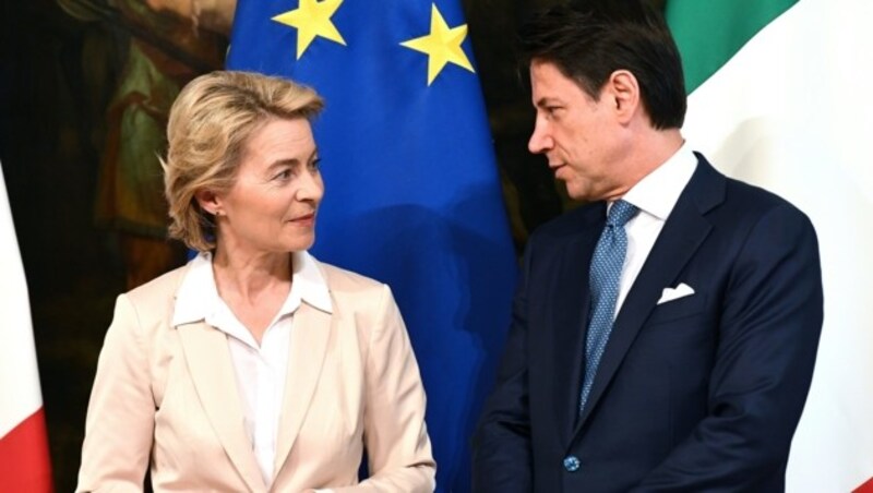 Italiens Noch-Premier Giuseppe Conte hat um ein wenig mehr Zeit für die Nominierung gebeten. Von der Leyen muss auf die Regierungskrise in Rom Rücksicht nehmen. (Bild: APA/AFP/Vincenzo PINTO)