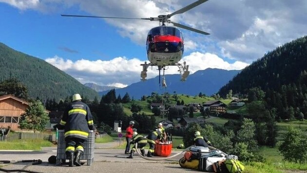 Neben dem Polizei-Helikopter waren auch 60 Feuerwehrleute aus Salzburg und Oberösterreich im Einsatz (Symbolbild). (Bild: Feuerwehr Obervellach)