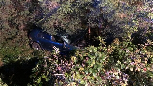 Das Auto kam von der Fahrbahn ab, prallte gegen einen Baum und landete im Straßengraben. (Bild: FF Peratschitzen)