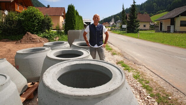 Bürgermeister Heribert Kulmesch besichtigt die Rohre für die Oberflächenentwässerung. Der Kanalbau ist voll im Gange. (Bild: Evelyn HronekKamerawerk)