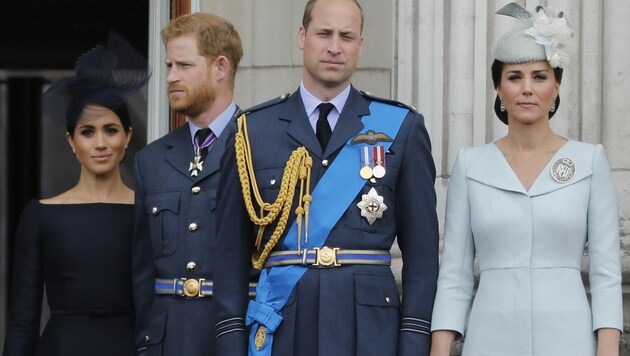 Herzogin Meghan und Prinz Harry mit Prinz William und Herzogin Kate (Bild: AFP)