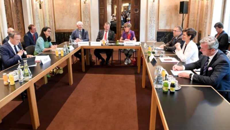 Von links nach rechts: Finanzminister Eduard Müller, Sozialministerin Brigitte Zarfl, Werner Neubauer, Peter Kostelka und Ingrid Korosek vom Seniorenrat, sowie die Klubchefs August Wöginger (ÖVP), Pamela Rendi-Wagner (SPÖ) und Norbert Hofer (FPÖ) (Bild: APA/ROLAND SCHLAGER)