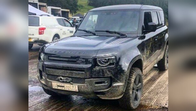Der neue Land Rover Defender am James-Bond-Filmset - dem Kennzeichen nach als Fahrzeug der Gegenseite (Bild: Instagram/Shedlocktwothousand)