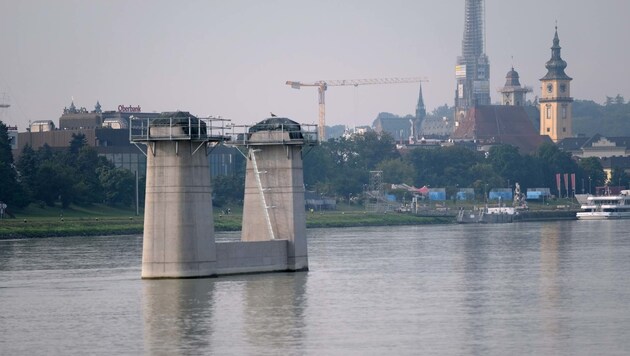 Noch ragen erst die Pfeiler für die neue Linzer Donaubrücke empor. (Bild: Horst Einöder)