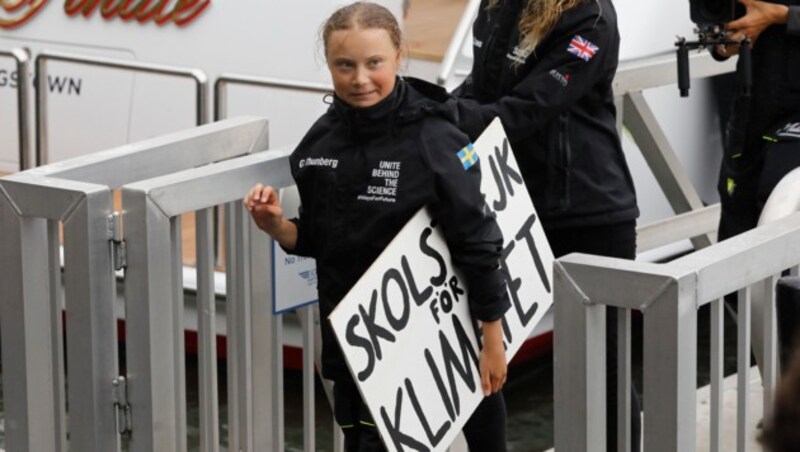 Greta Thunberg mit ihrem „Schulstreik fürs Klima“-Schild nach ihrer Atlantiküberquerung per Segelboot bei der Ankunft in New York (Bild: AP)