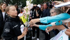 Blumen, Geschenke und Jubelrufe für Greta Thunberg in New York (Bild: AP)