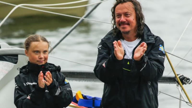 Greta Thunberg und ihr Vater Sventa, der ebenfalls mitgesegelt war (Bild: AFP)