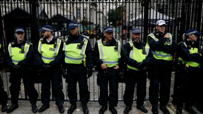 Zusätzliche Sicherheitskräfte wurden wegen der Proteste vor dem Amtssitz des Premiers in der Downing Street 10 postiert. (Bild: AP)