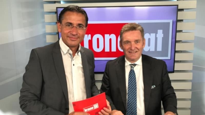 Moderator Gerhard Koller mit ARA-Vorstand Walter Knausz (Bild: krone.tv)