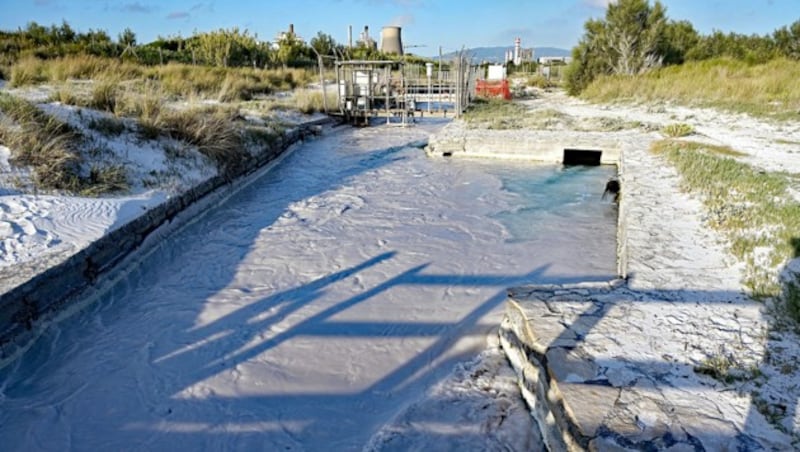 Die Abwässer der Soda-Fabrik gelangen über einen Kanal direkt ins Meer. (Bild: AFP/Vincenzo Pinto)