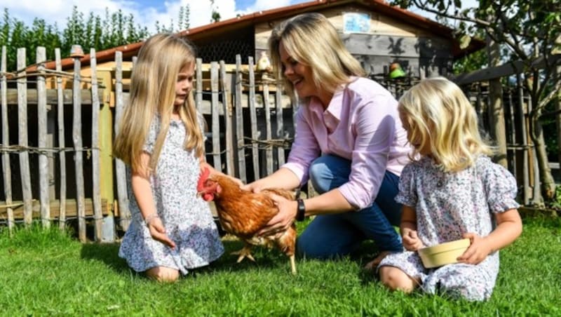 Claudia Pehböck (im Bild mit Töchtern Magdalena und Angelika): „Wir wollen, dass unsere Kinder natürlich aufwachsen.“ (Bild: Liebl Daniel)