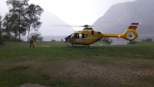 Im Unwetter flog die Helikopter-Crew die Letten aus dem Klettersteig aus. (Bild: Bergrettung OÖ)