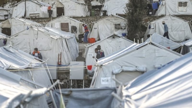 Ein inoffizielles Camp außerhalb des Asylunterkunft in Moria. Das Lager platzt aus allen Nähten. (Bild: AFP)