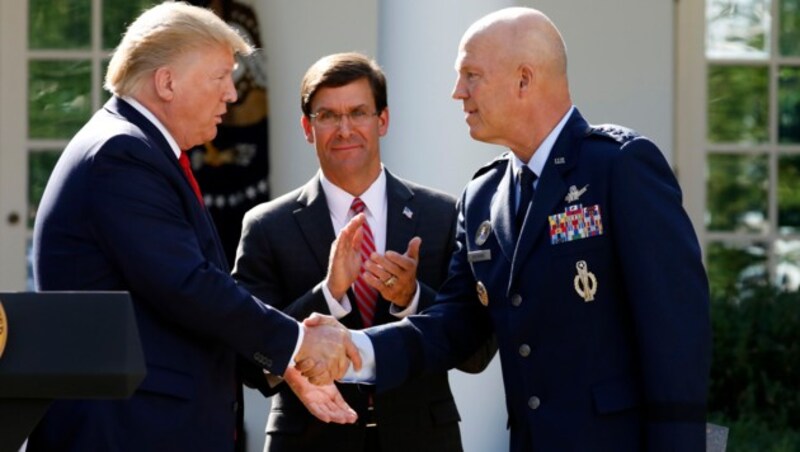 Präsident Trump betraute Air-Force-General John W. Raymond mit der Führung der Space Force. (Bild: AP)