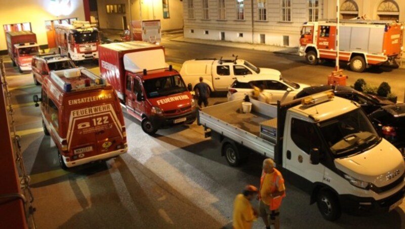 Für rund 50 Feuerwehreinsätze hat starker Regen am Donnerstagabend sowie in der Nacht auf Freitag in Wiener Neustadt gesorgt. (Bild: PRESSETEAM D. FF WR. NEUSTADT)