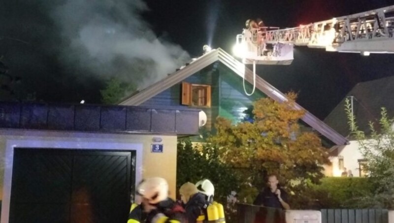 Ein Blitz hat am Donnerstagabend im Dachstuhl eines Klagenfurter Einfamilienhauses einen Schwelbrand ausgelöst. (Bild: APA/BERUFSFEUERWEHR KLAGENFURT)