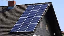 Eine Photovoltaikanlage auf einem Dach (Bild: P. Huber)