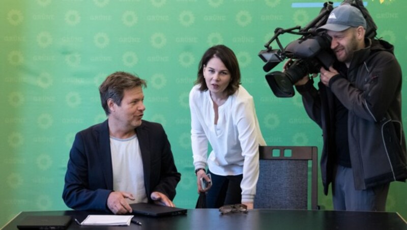 Die Grünen-Parteivorsitzenden Robert Habeck und Annalena Baerbock sind mit ihrem Bündnis derzeit gut unterwegs. Ob der lokale Leserbrief-Skandal der Bundespartei schadet, bleibt abzuwarten. (Bild: APA/AFP/DPA/Bernd von Jutrczenka)