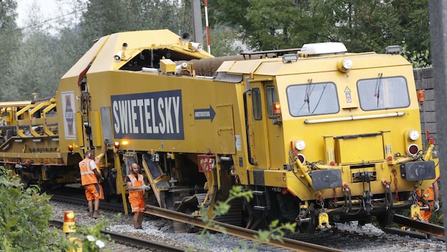 Der „SUZ 500“ im Einsatz – auf dem Gleis daneben donnern 15 Züge pro Stunde vorbei. (Bild: Tschepp Markus)
