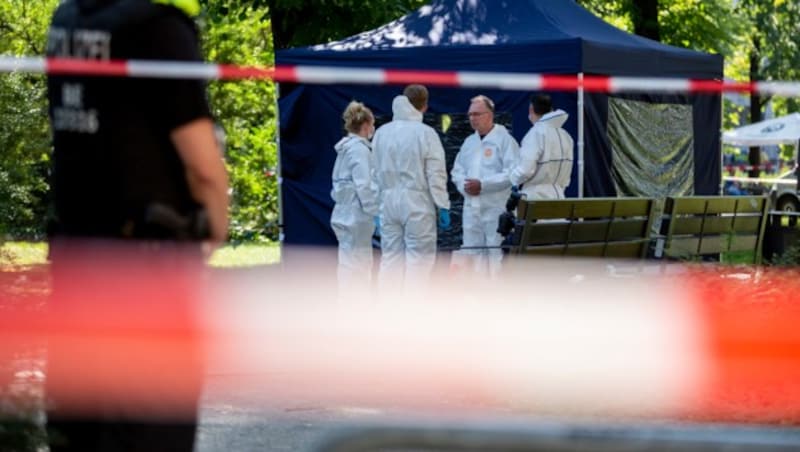 Forensiker sicherten am Tatort Beweise. (Bild: AFP)