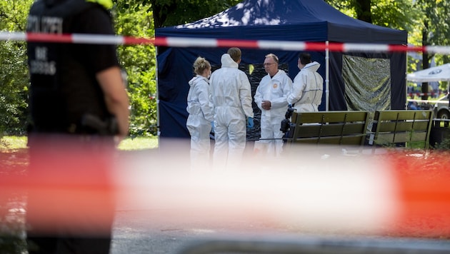 Forensiker sicherten am Tatort Beweise. (Bild: AFP)