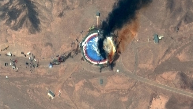 Satellitenfotos zeigen eine mutmaßliche Explosion der Rakete auf ihrer Startplattform. (Bild: AFP)