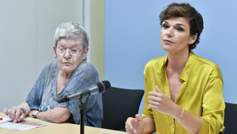 Elisabeth Orth unterstützt Pamela Rendi-Wagner. (Bild: APA/HERBERT NEUBAUER)