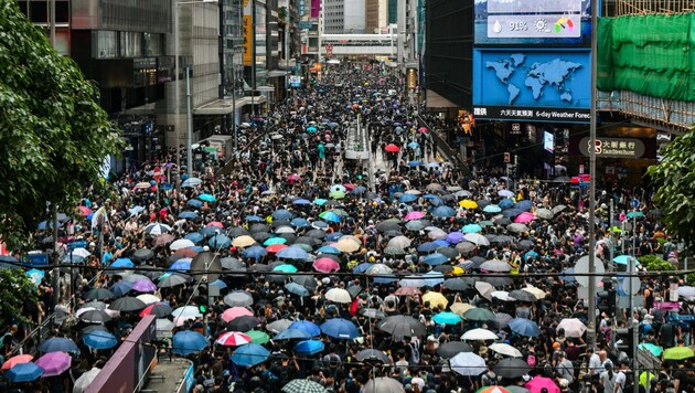 Hunderttausende gingen in Hongkong 2019 gegen das umstrittene Auslieferungsgesetz auf die Straße. (Bild: AFP)