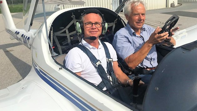 An der Seite von Pilot Reinhard Prosser, Präsident des in Salzburg ansässigen Österreichischen Sportfliegerklubs, hob LH-Stv. Christian Stöckl zum Informationsflug ab. (Bild: Land Salzburg)