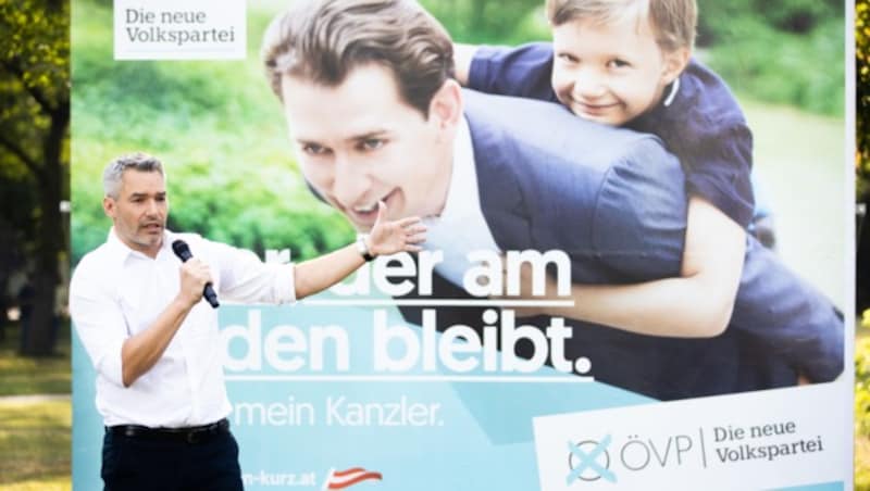 Karl Nehammer bei der Präsentation der ÖVP-Wahlplakate (Bild: APA/GEORG HOCHMUTH)