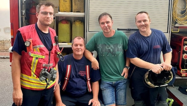 Babler (2. v. re.) mit Feuerwehrkameraden nach dem Einsatz (Bild: Stadtgemeinde Traiskirchen)