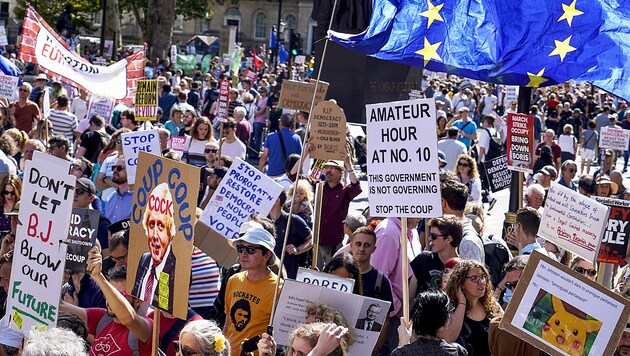 Demonstranten vor dem Regierungssitz in der Downing Street in London (Bild: AFP)