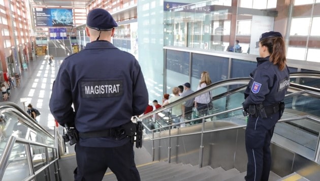 Auch am Innsbrucker Hauptbahnhof versehen die MÜG-Mitarbeiter ihren Dienst. (Bild: Birbaumer Christof)