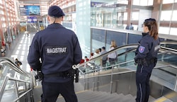 Auch am Innsbrucker Hauptbahnhof versehen die MÜG-Mitarbeiter ihren Dienst. (Bild: Birbaumer Christof)