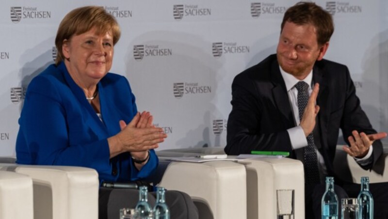 Kanzlerin Angela Merkel mit Sachsens CDU-Ministerpräsident Michael Kretschmer (Bild: AFP)