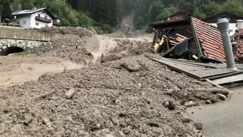 Der Murenabgang auf der Landstraße in Strengen (Bild: APA/ZEITUNGSFOTO.AT)