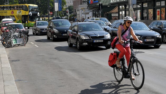 Eine Radfahrerin auf der linken Wienzeile (Bild: APA/ROLAND SCHLAGER)
